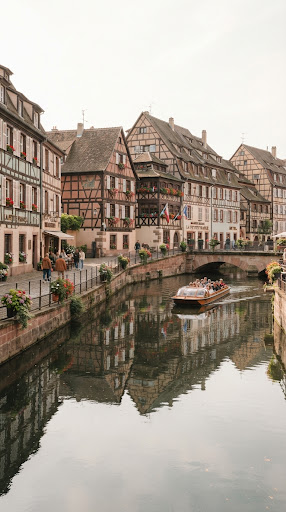 La Petite France, Strasbourg, maisons à colombages au bord du canal